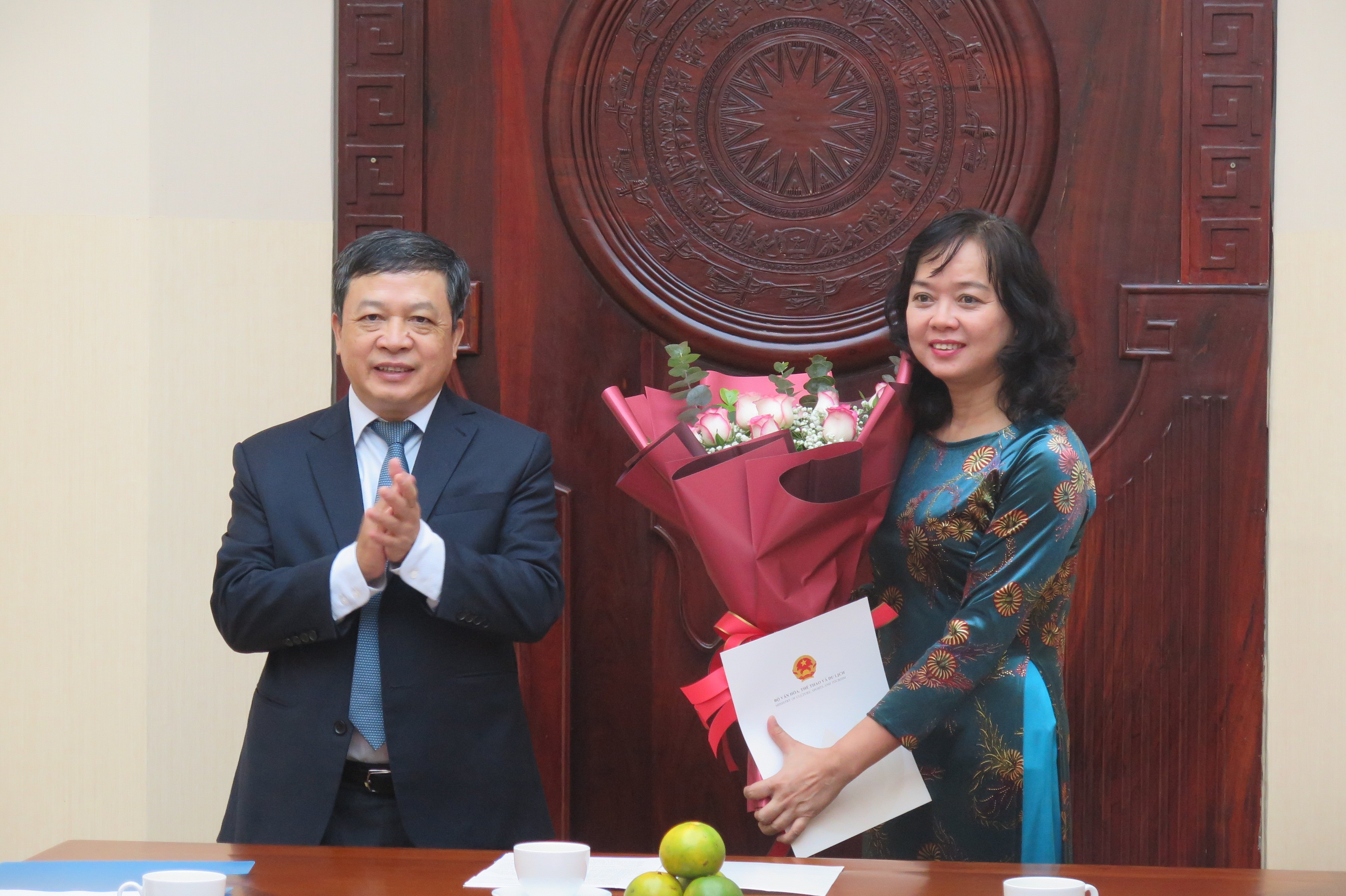 Thứ trưởng Bộ VHTTDL Đoàn Văn Việt trao Quyết định nghỉ hưu cho Phó Tổng cục trưởng TCDL Nguyễn Thị Thanh Hương
